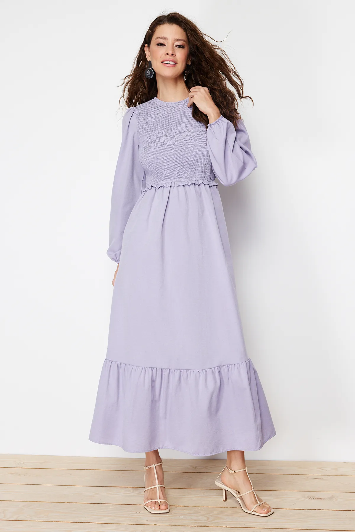 Trendyol Modest  Lilafarbenes, detailliertes Gipe-Webkleid mit Rundhalsausschnitt TCTAW22EB0109