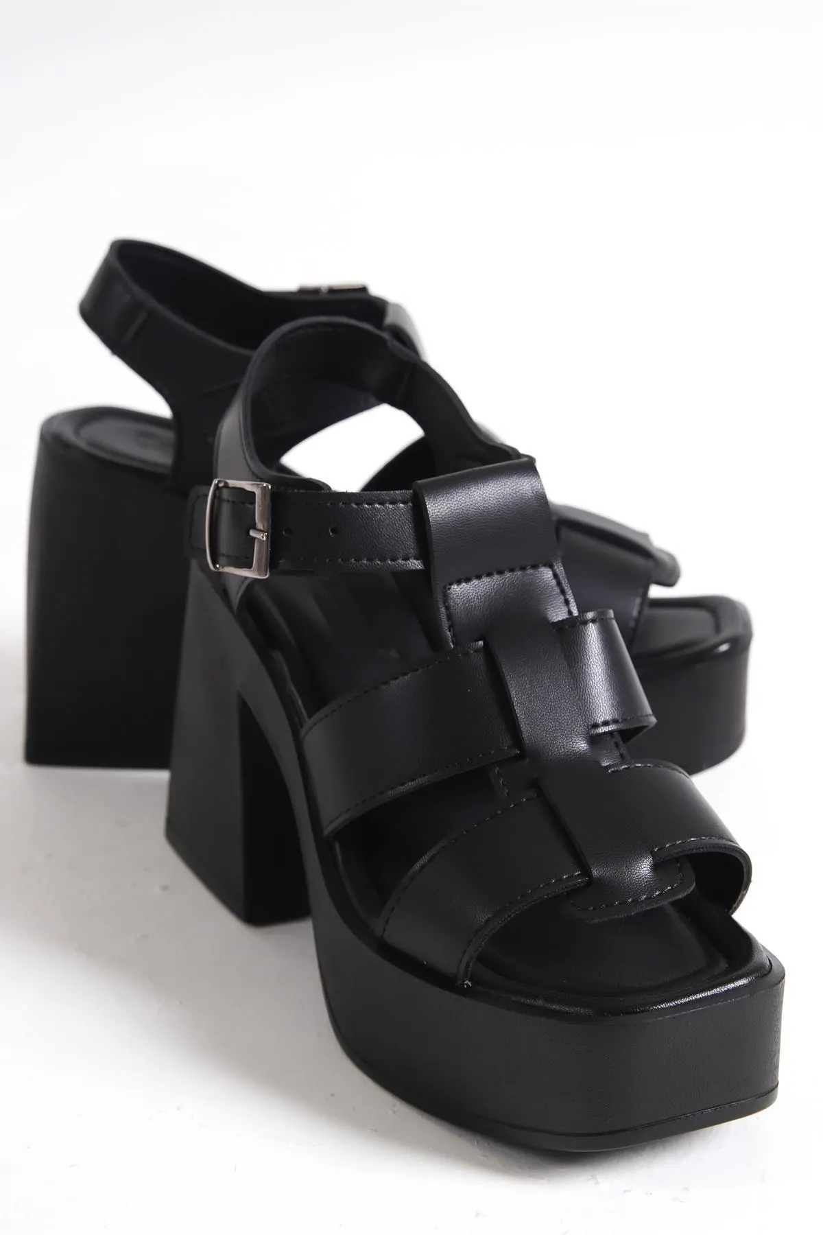 Capone Outfitters  Capone Gladiator-Riemchensandalen mit Plateausohle und flachem Zehenbereich in Schwarz für Damen