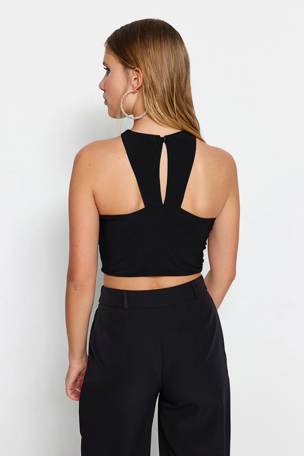 Trendyol Collection  Schwarzes Crop-Bustier mit gestricktem Accessoire TPRSS23BS00088