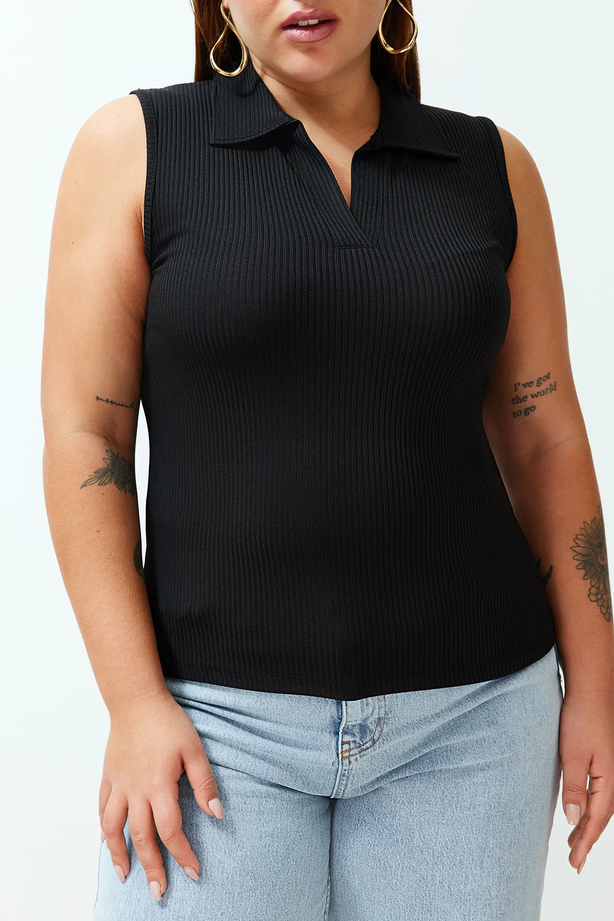 Trendyol Curve  Schwarze figurbetonte Stretch-Strickbluse mit Polokragen TBSSS24AF00065