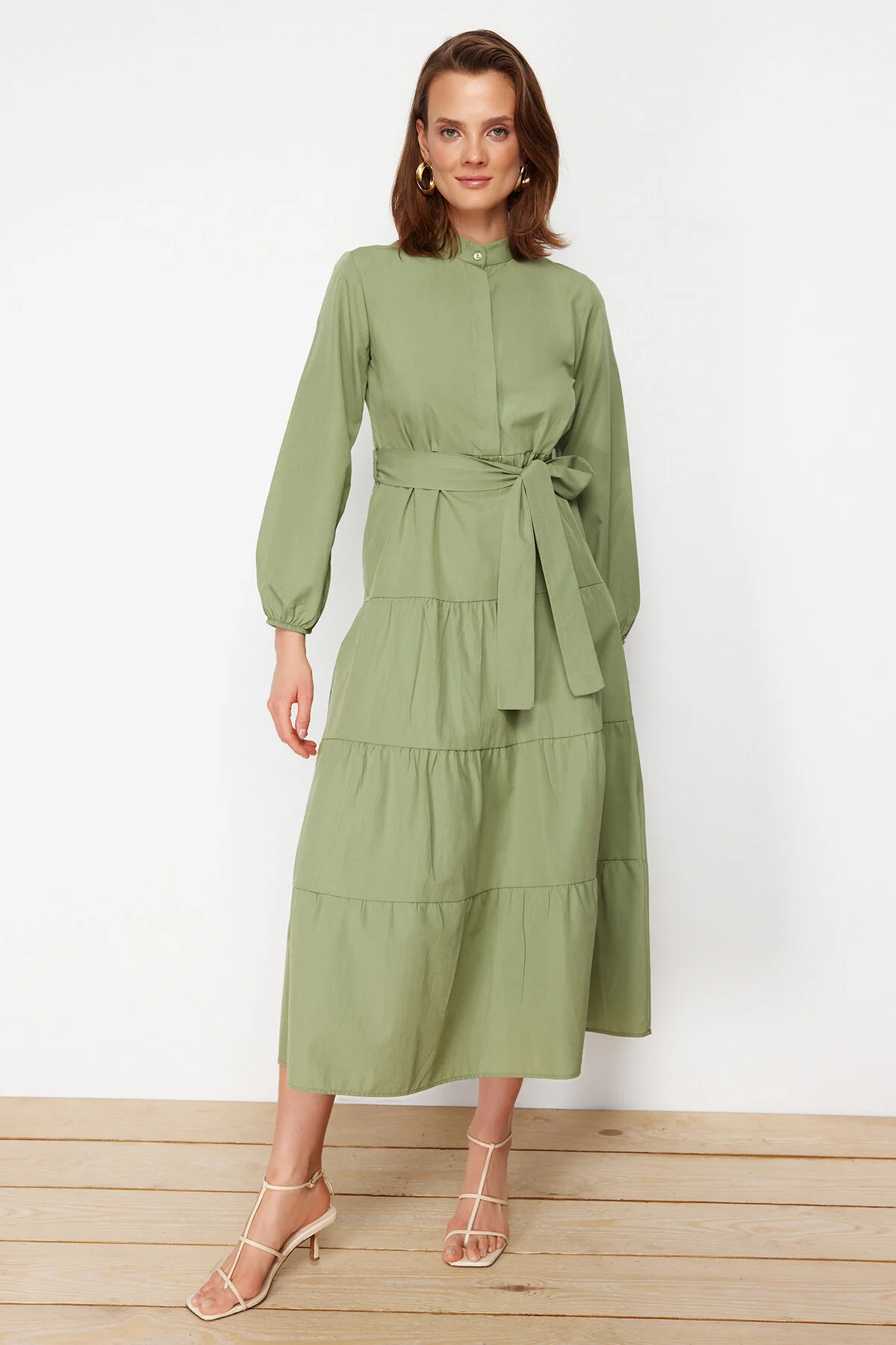 Trendyol Modest  Hellkhakifarbenes, gewebtes Kleid mit Häuptlingskragen und Knopfdetail und Gürtel TCTSS21EL3343