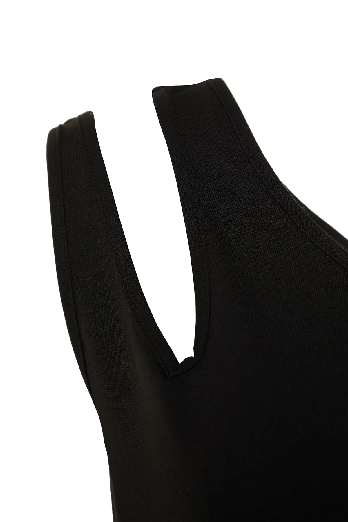 Trendyol Curve  Schwarzes, detailliertes, geripptes Strickkleid mit Fenster-/Ausschnitten TBSSS22AH0146