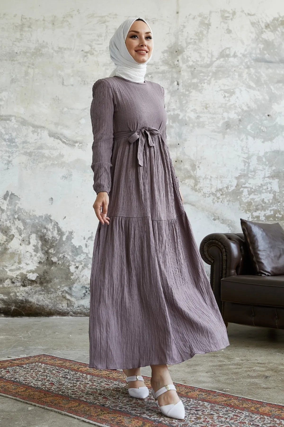 InStyle  Almisa Seersucker-Kleid mit Gürtel – Milchbraun