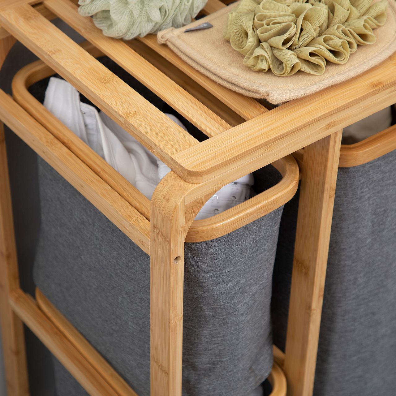 HOMCOM Wäschekorb Wäschebox mit Plattform Wäschesammler mit 3 abnehmbaren Wäschesacke Wäschesortierer für Schlafzimmer Badezimmer Bambus Grau Natur 50 x 32 x 69,7 cm