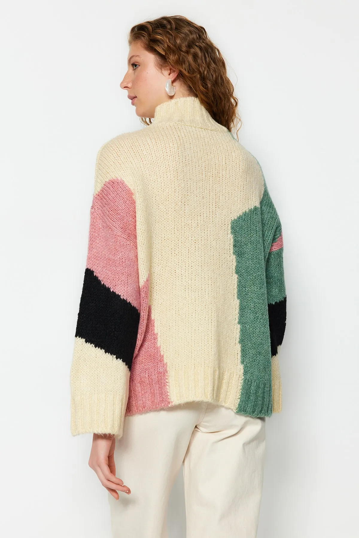 Trendyol Collection  Beigefarbener, weich strukturierter Strickpullover mit Farbblockierung TWOAW20XS0047