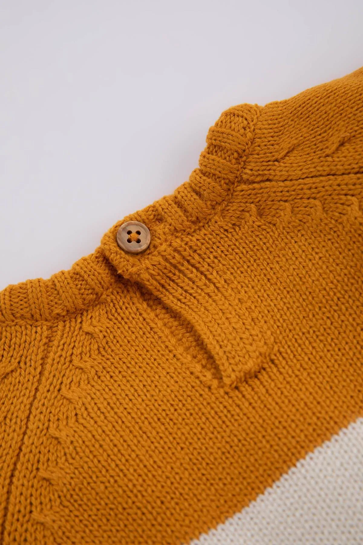 DeFacto  Baby-Jungen-Pullover mit Rundhalsausschnitt und Farbblockdesign