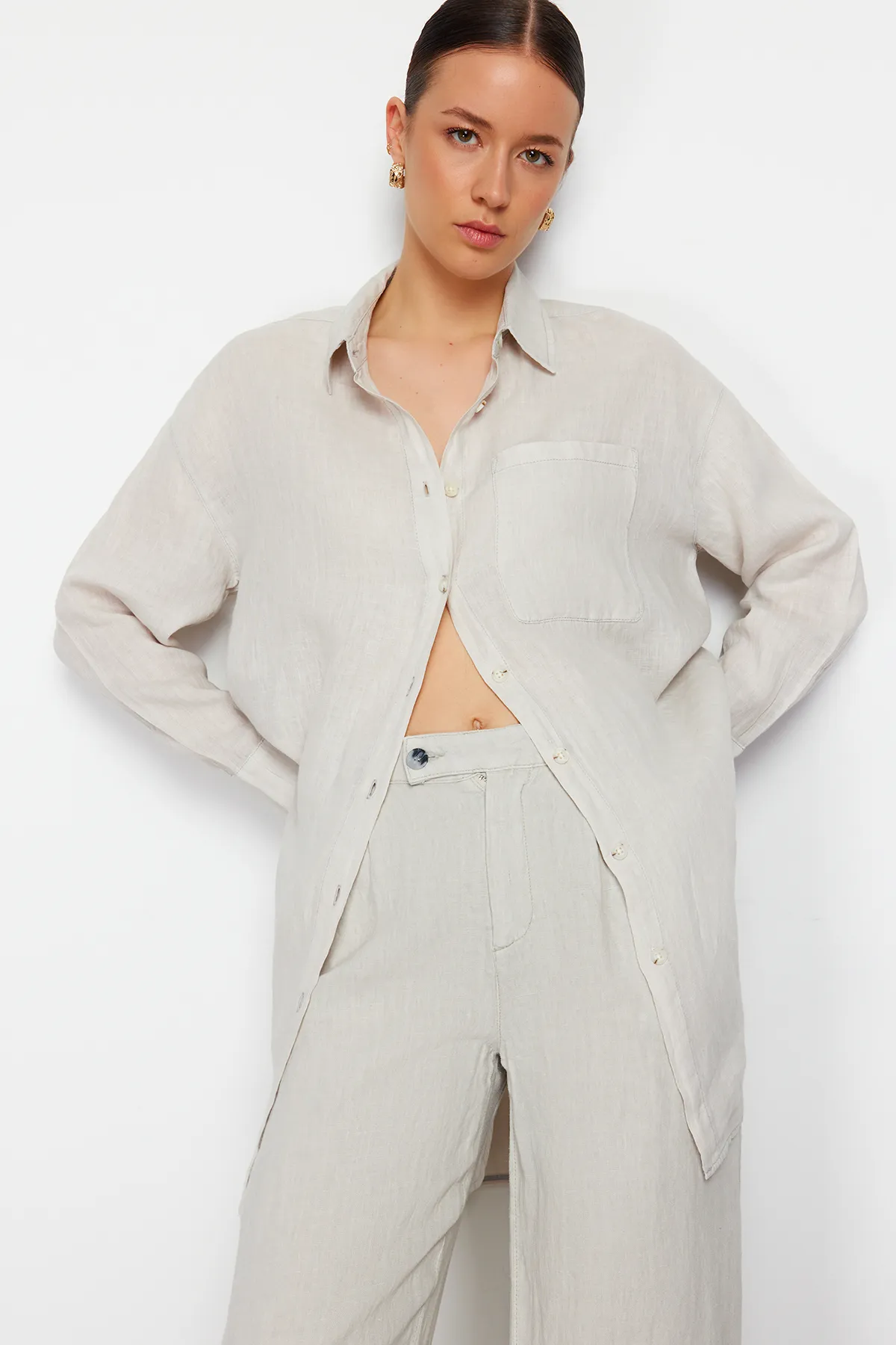 Trendyol Collection  Graues Oversize-Hemd aus 100 % Leinen TWOSS24GO00118