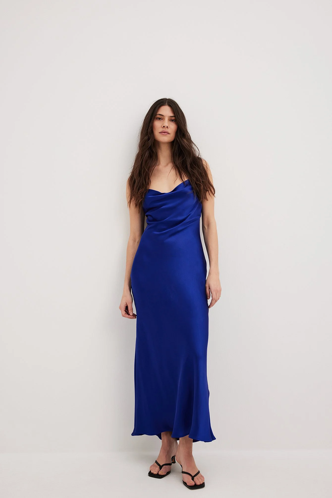 Maxikleid mit Wasserfallausschnitt und Trägern