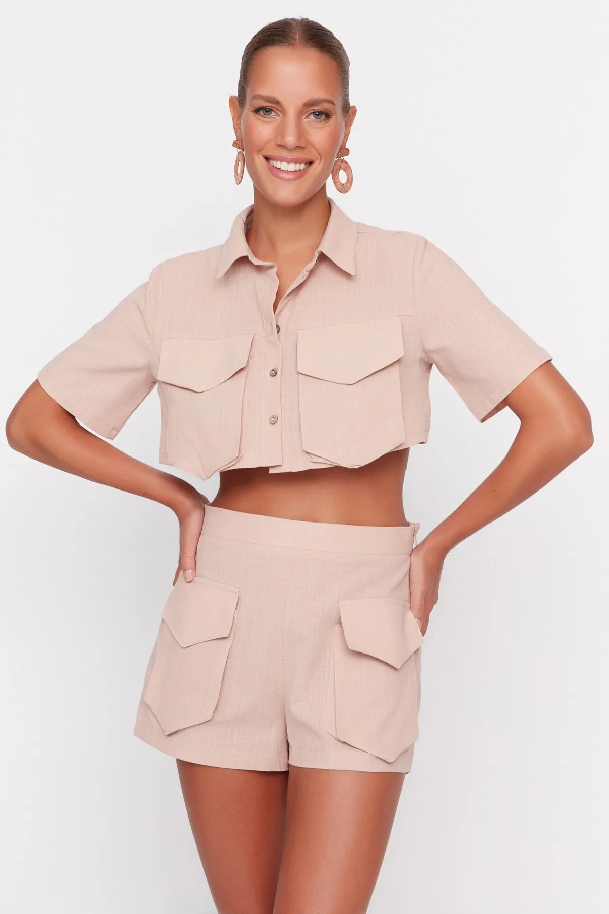 Trendyol Collection  Beiges Set aus Hemd und Shorts mit gewebter Tasche aus 100 % Baumwolle TBESS22AU00007