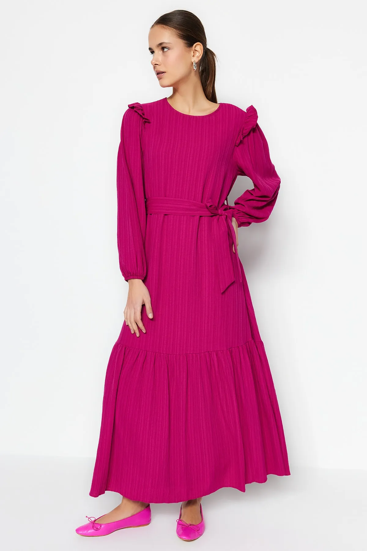 Trendyol Modest  Fuchsiafarbenes Kleid aus Viskose-Mischgewebe mit Schultergurt, Rüschenrock und Volantfutter TCTSS23EB00290