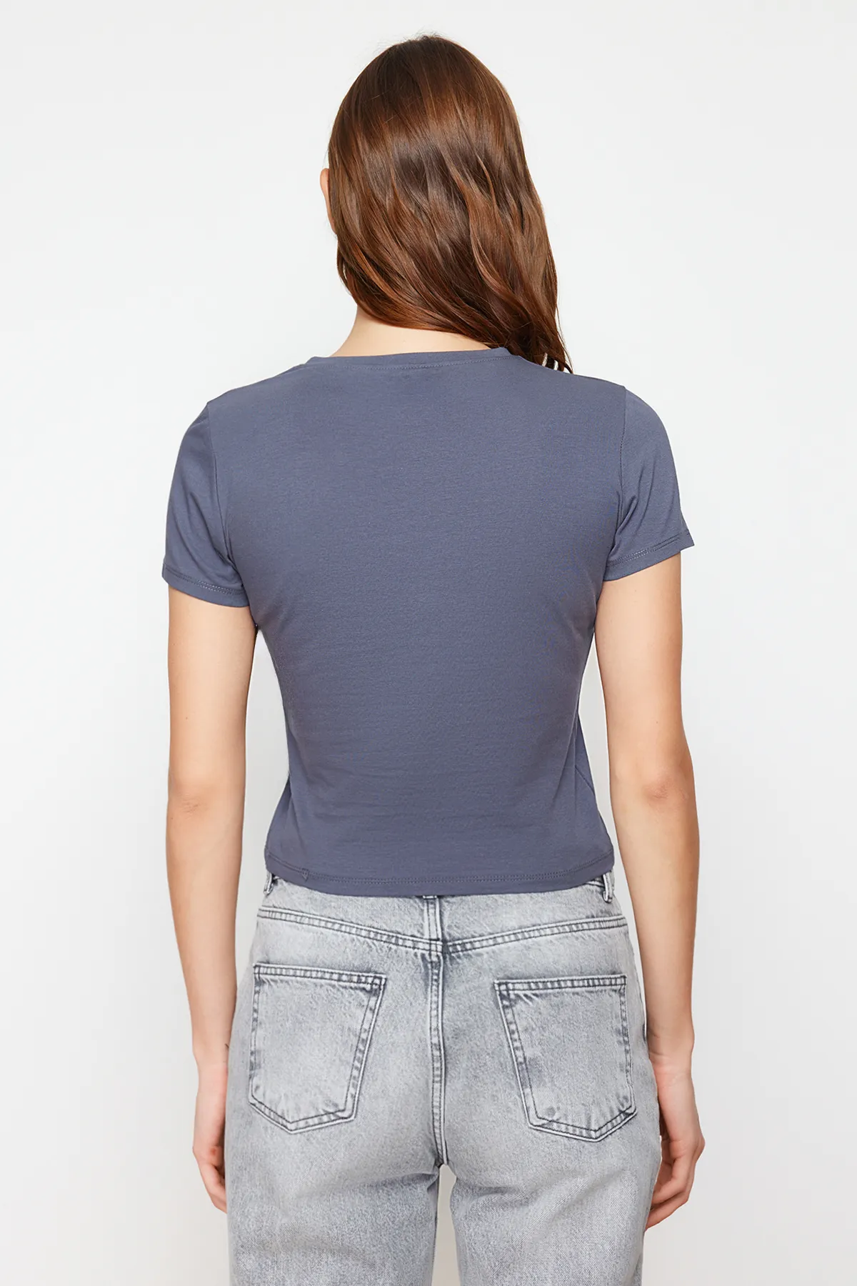 Trendyol Collection  Anthrazitfarbenes, tailliertes/kurzes, flexibles Strick-T-Shirt aus Baumwolle mit Antik-Effekt und Aufdruck TWOSS24TS00031