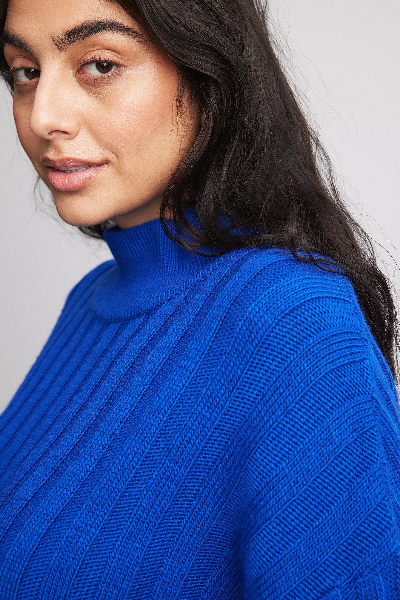 Gerippter Strickpullover mit Rollkragen