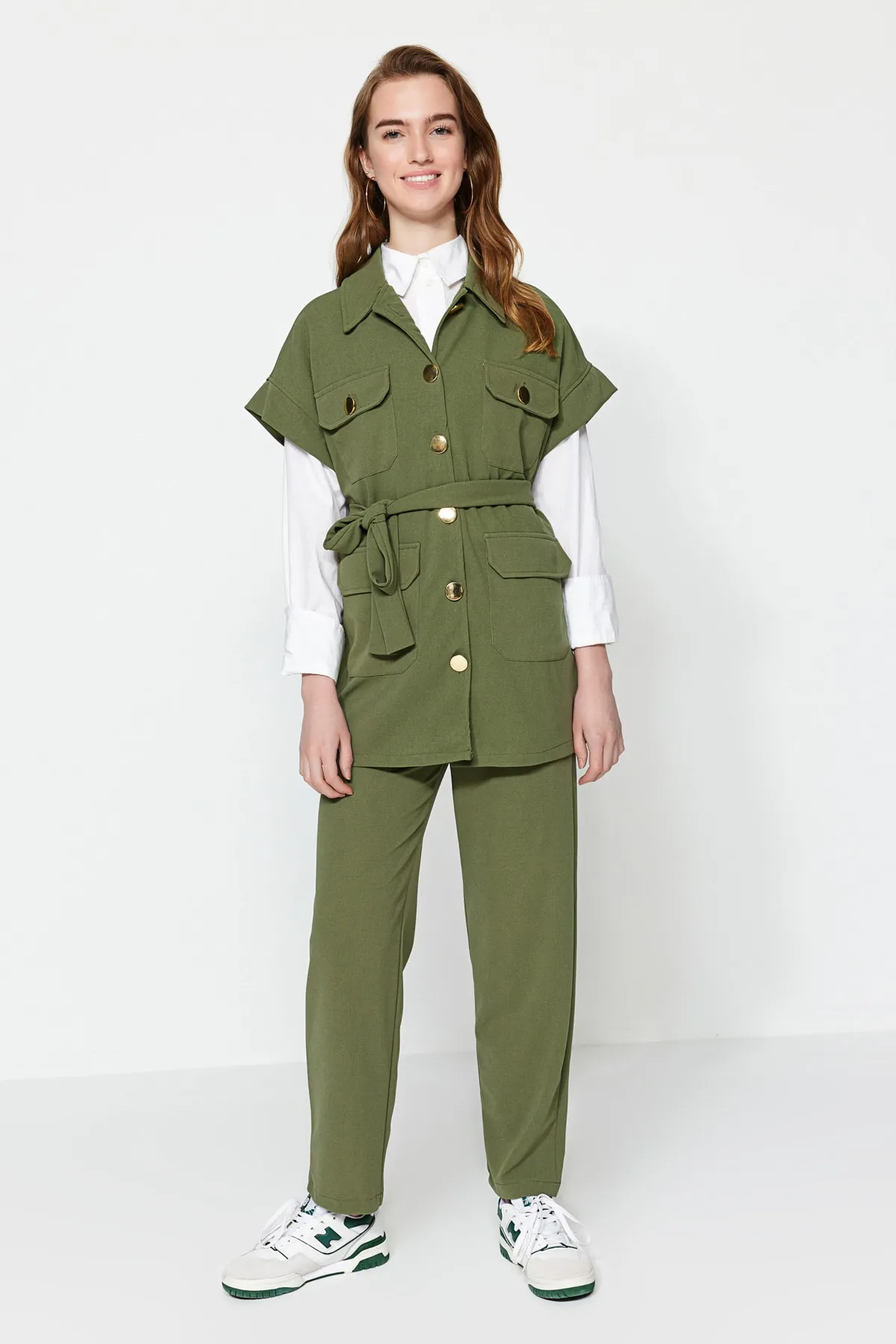 Trendyol Modest  Khakifarbenes Set aus Strickweste und -hose – mit goldenen Knöpfen TCTAW22US0062