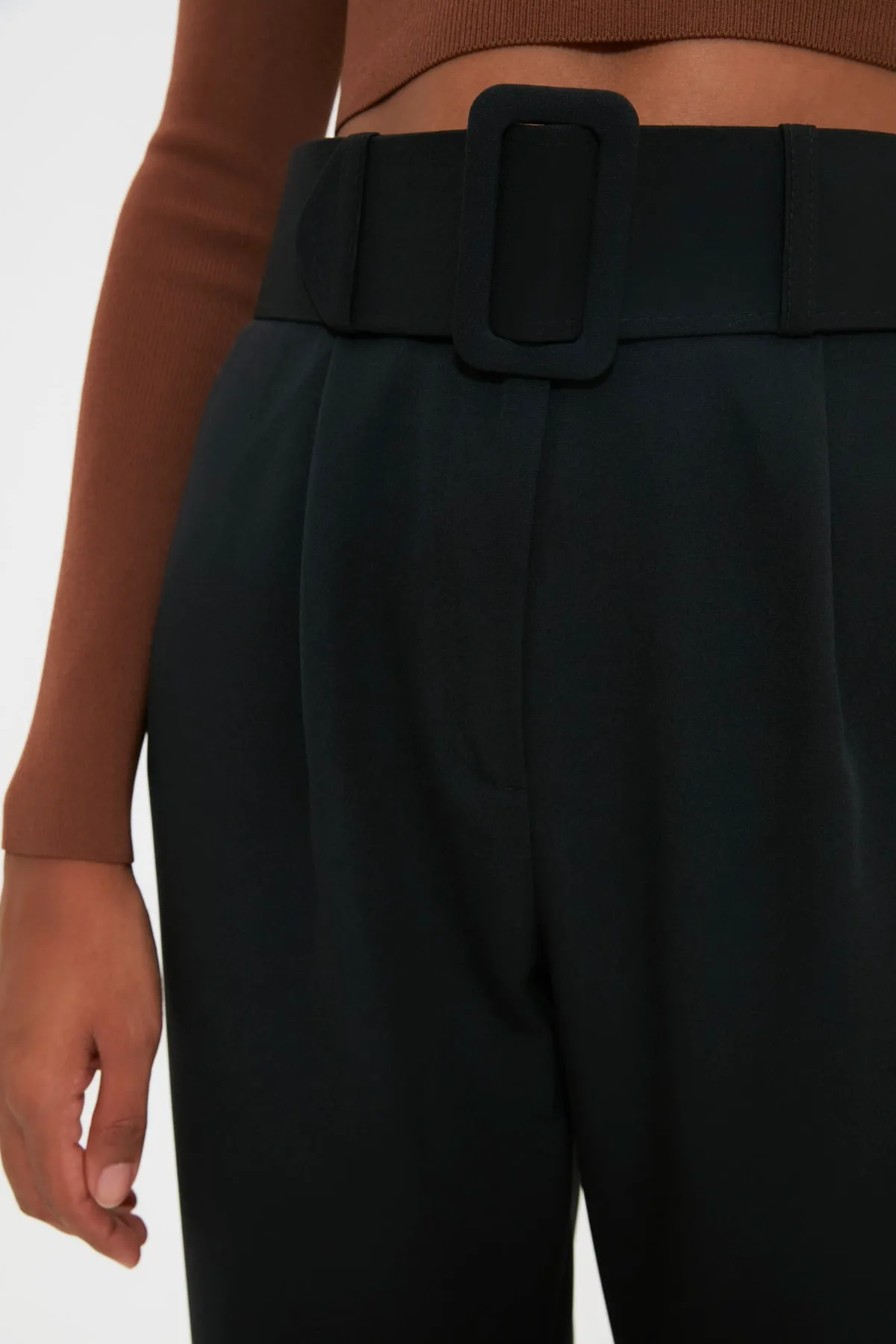 Trendyol Collection  Schwarze, gewebte Karottenhose mit Gürtel und Falten TWOSS19BB0468