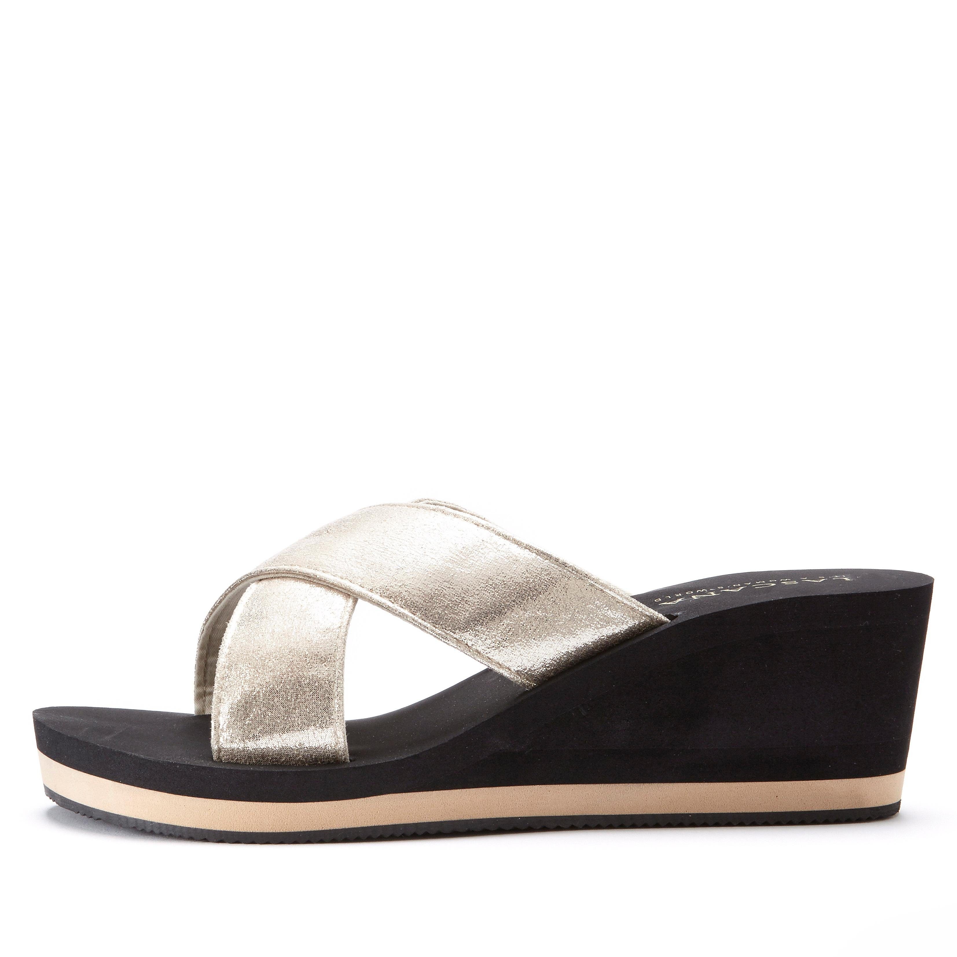 LASCANA Badepantolette Sandale, Pantolette, Badeschuh mit Keilabsatz und Metallic-Optik VEGAN