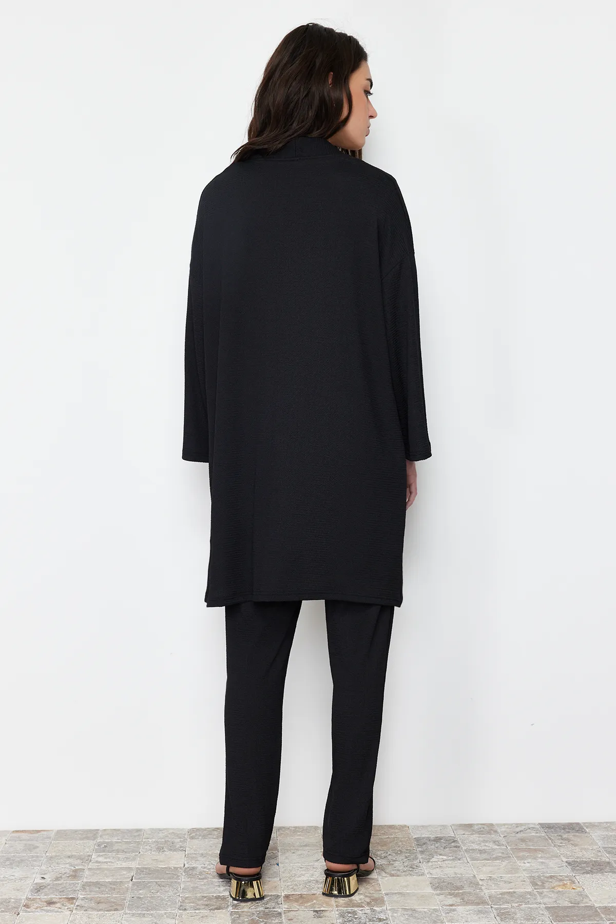Trendyol Modest  Schwarzes Set aus gestricktem Oberteil und Unterteil in Wickeloptik TCTSS24US00045