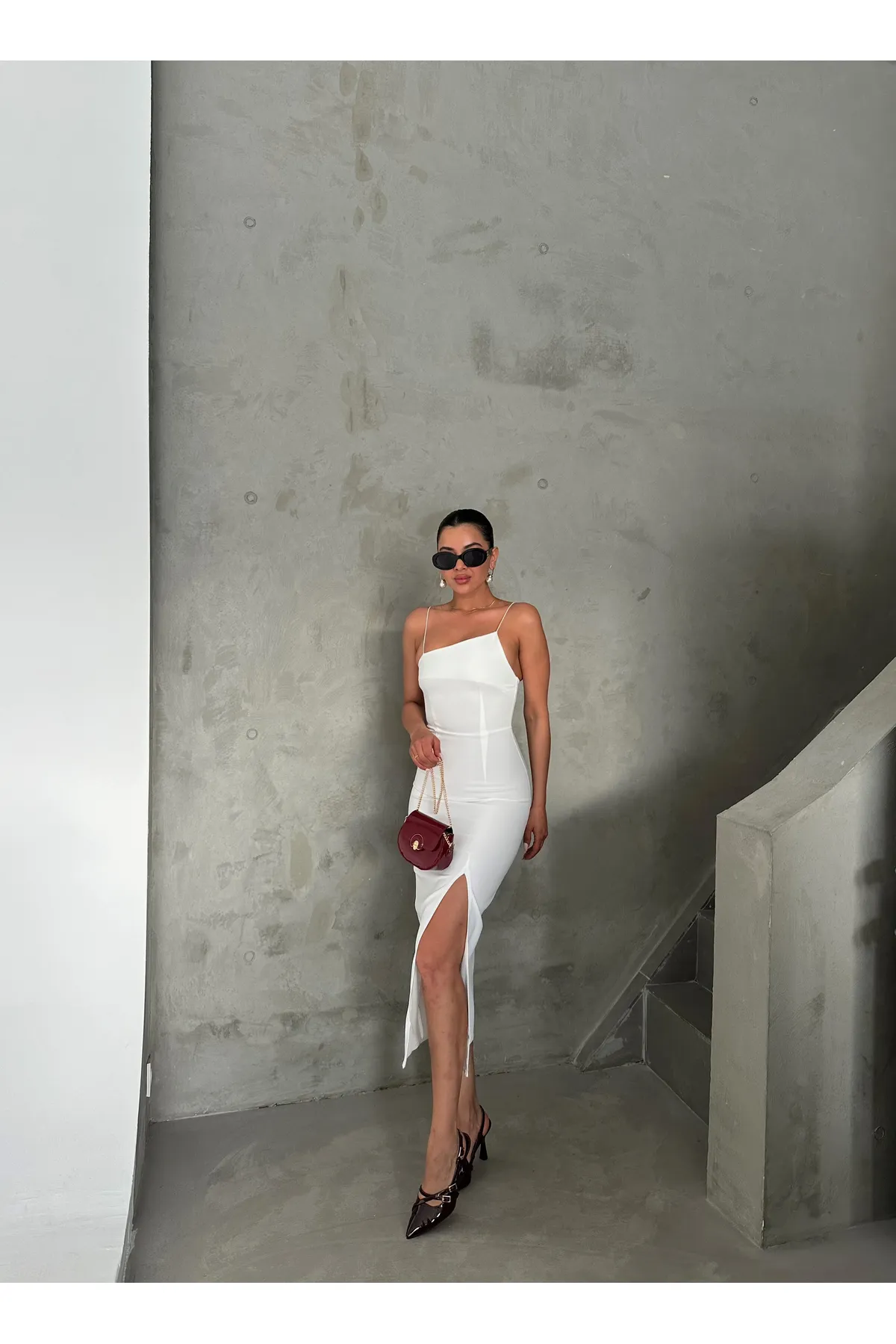 Laluvia  Weißes, asymmetrisch geschnittenes Schlitzkleid mit dünnen Trägern vorne