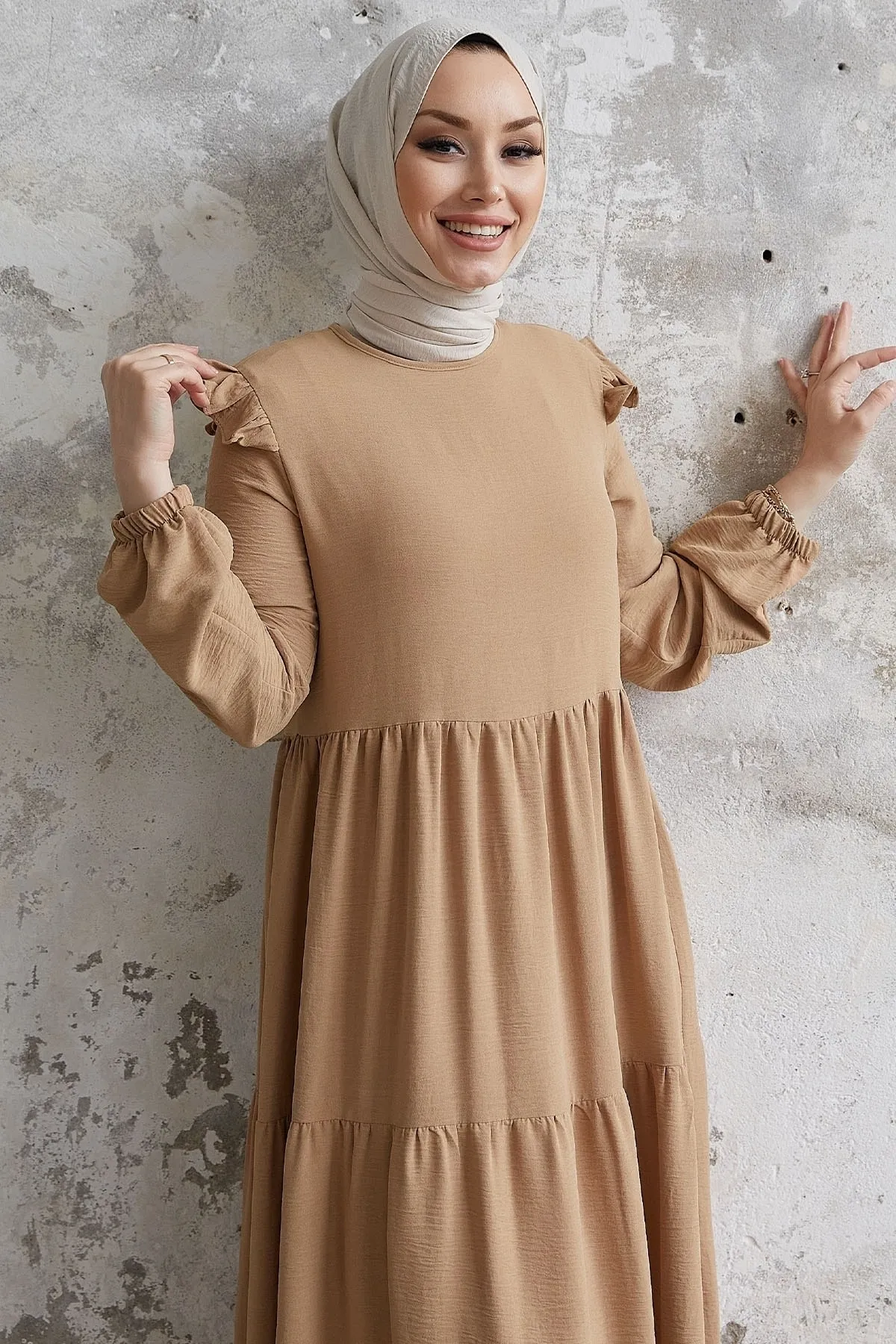 InStyle  Neya Freizeitkleid mit Rüschenschultern – Beige