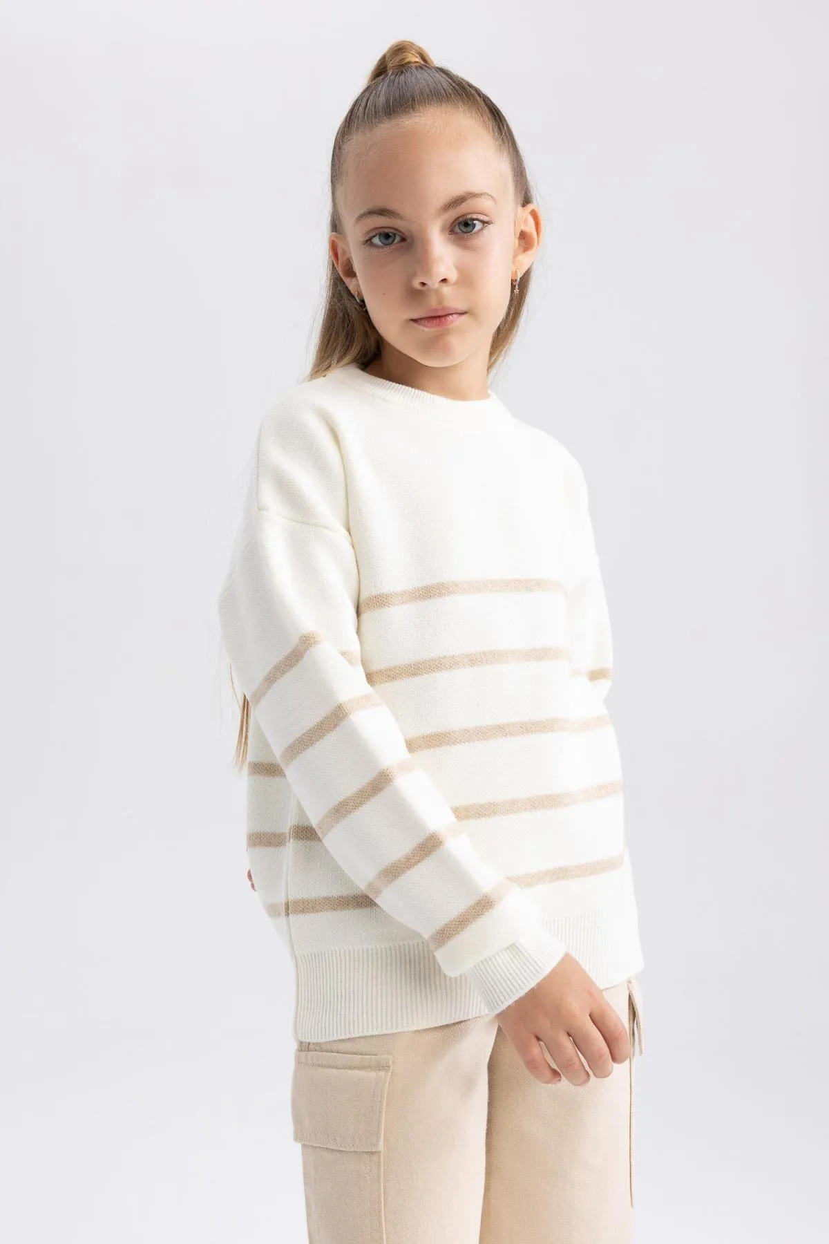 DeFacto  Strickpullover für Mädchen mit normaler Passform und Rundhalsausschnitt