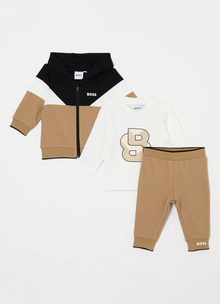 Set sport HUGO BOSS din trei piese cu mâneci lungi, ambalat într-o cutie cadou.