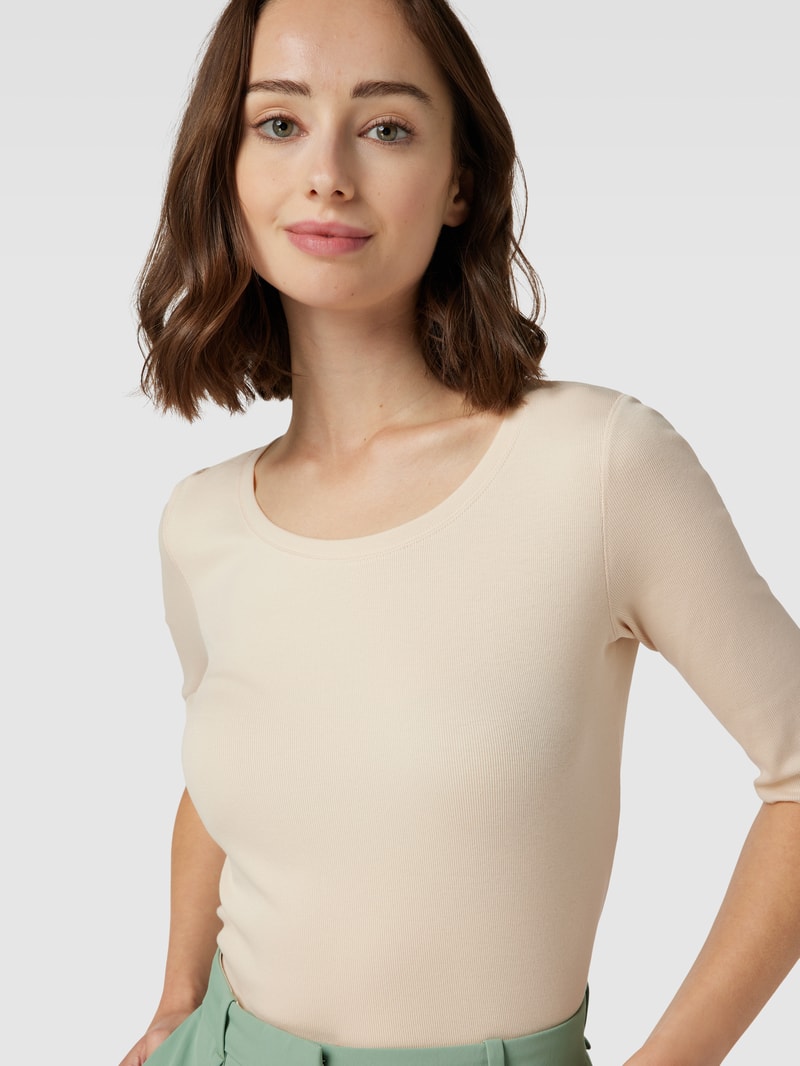 T-Shirt aus Baumwoll-Elasthan-Mix mit U-Boot-Ausschnitt in offwhite
