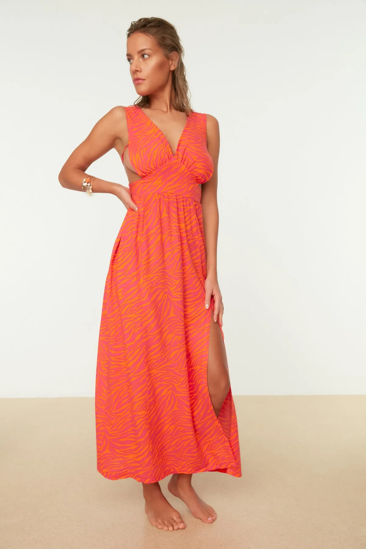 Trendyol Collection  Granatapfel-Blumen-Zebra-gemustertes, geschlitztes, detailliertes Strandkleid TBESS22EL0062