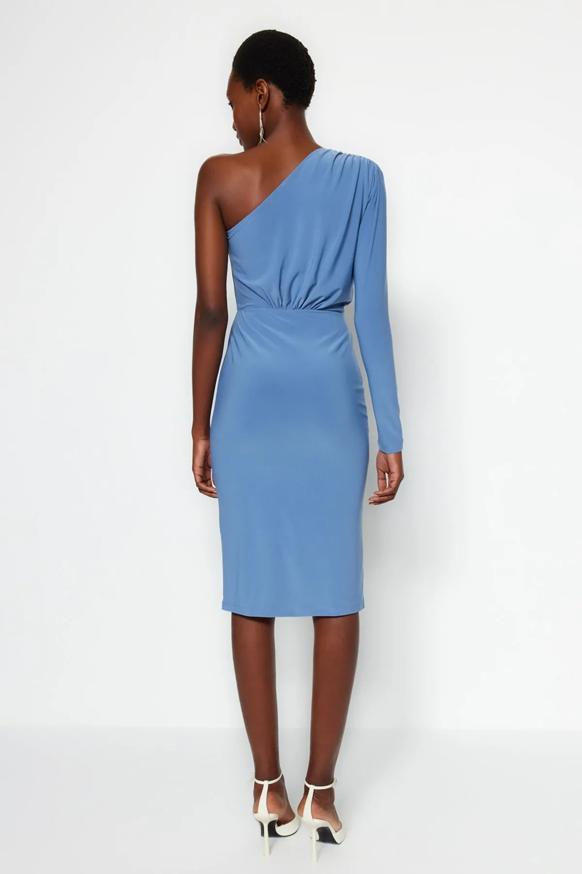 Trendyol Collection  Blaues, drapiertes, detailliertes One-Shoulder-Midi-Strickkleid mit Stretch TWOAW24EL00123