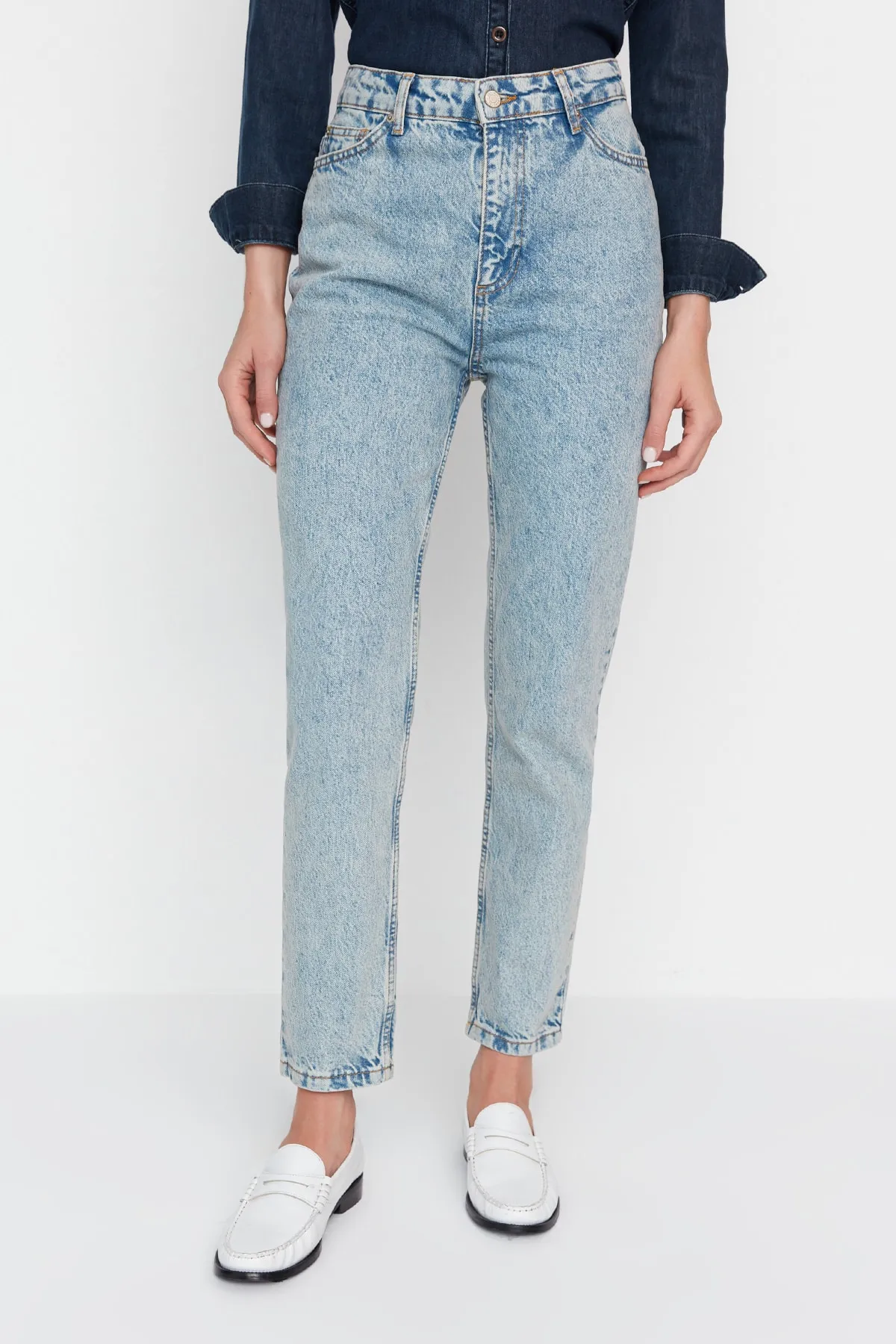 Trendyol Collection  Hellblaue, nachhaltigere Mom-Jeans mit hoher Taille TWOAW23JE00369