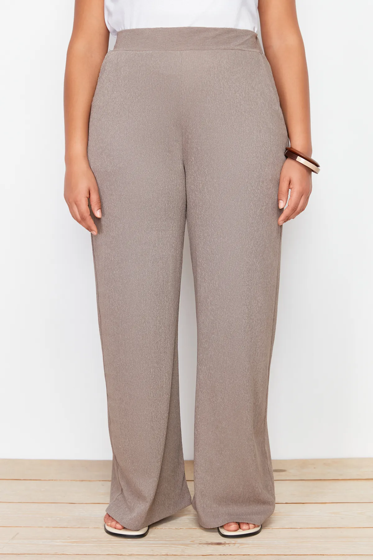 Trendyol Curve  Braune, weit geschnittene Strickhose TBSSS24AR00006