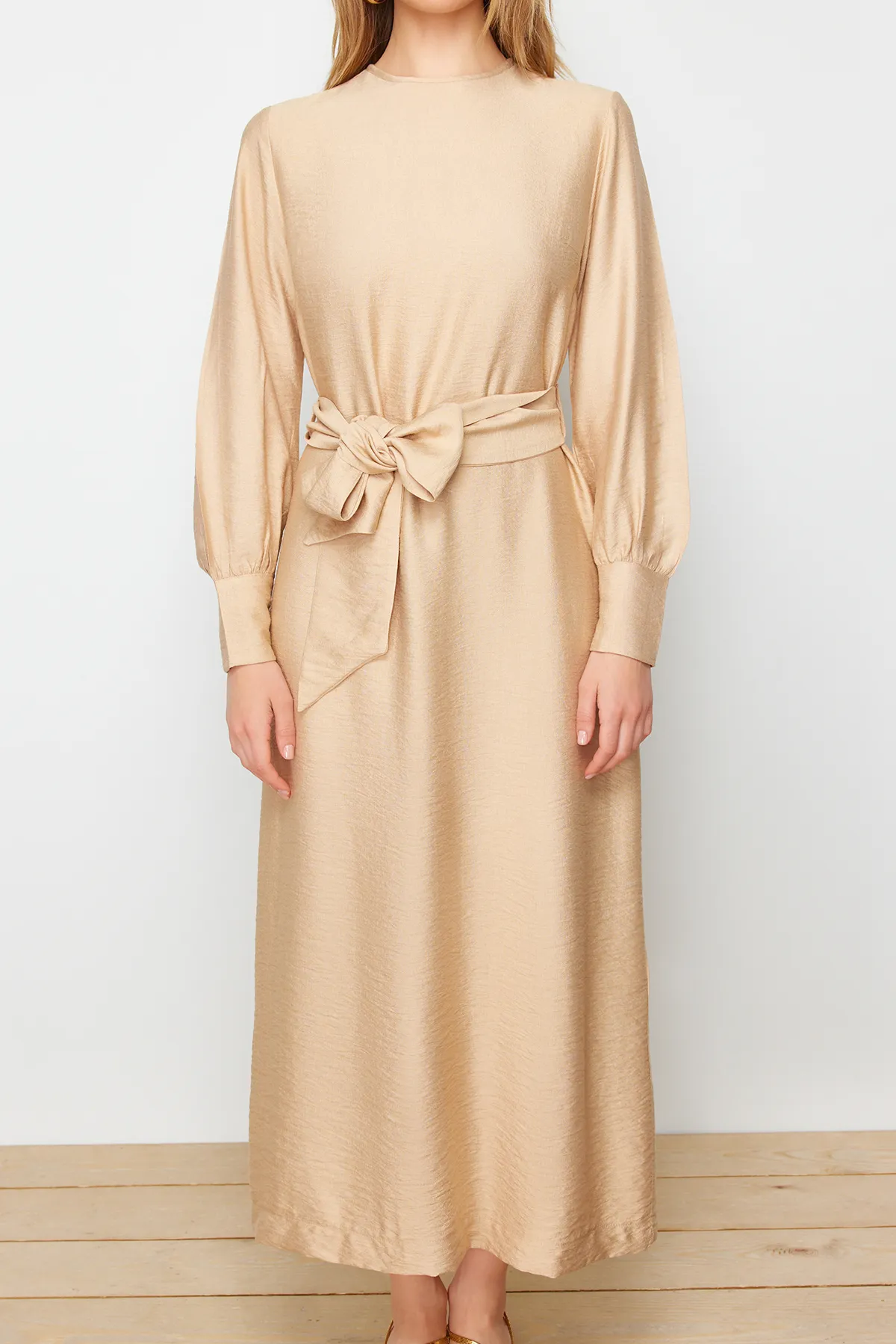 Trendyol Modest  Hellbraunes Kleid in Leinenoptik mit breitem Gürtel, Reißverschluss und Manschetten TCTSS23EB00219