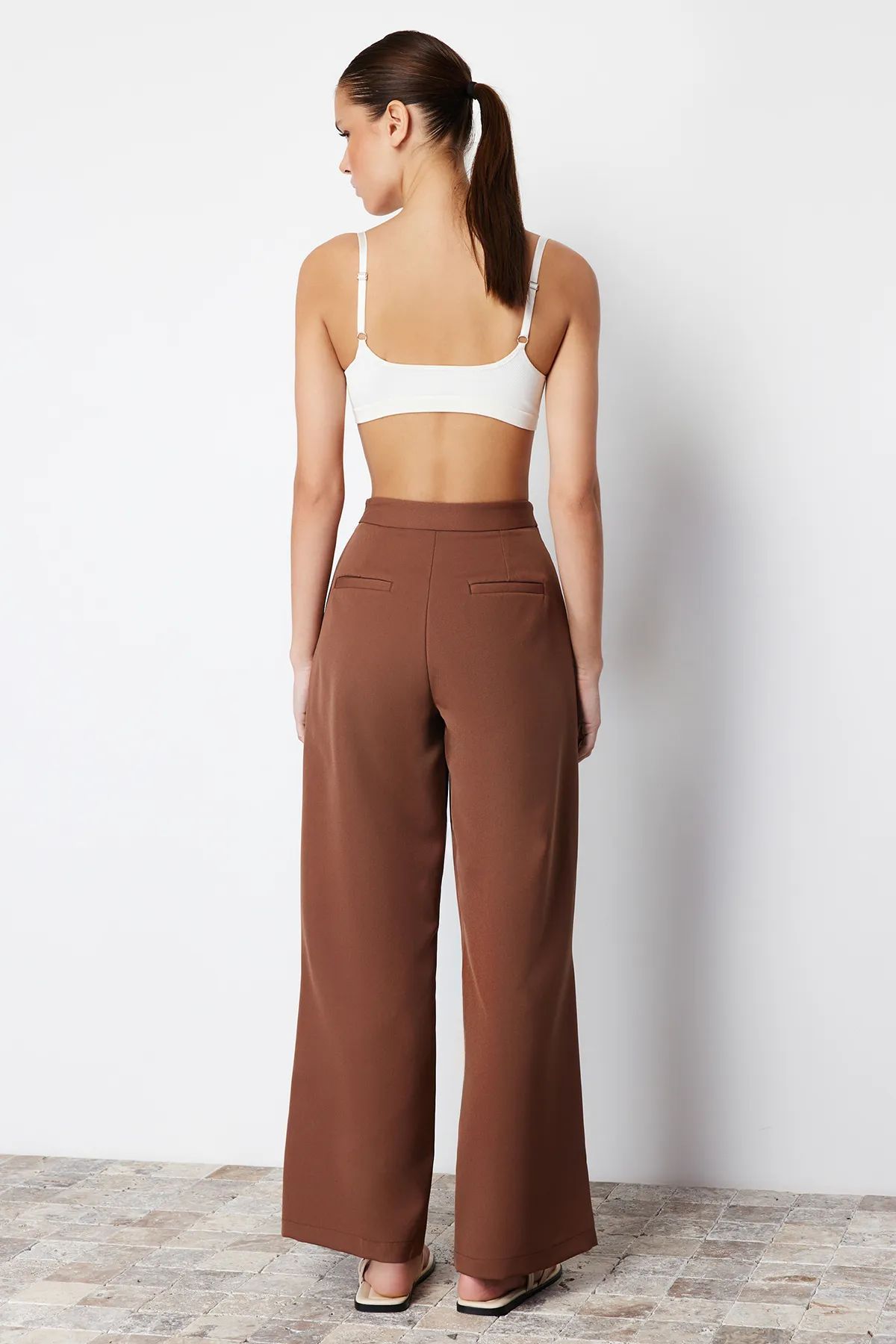 Trendyol Collection  Braune Webhose mit weitem Bein und Kreuzverschluss-Detail TWOSS24PL00092