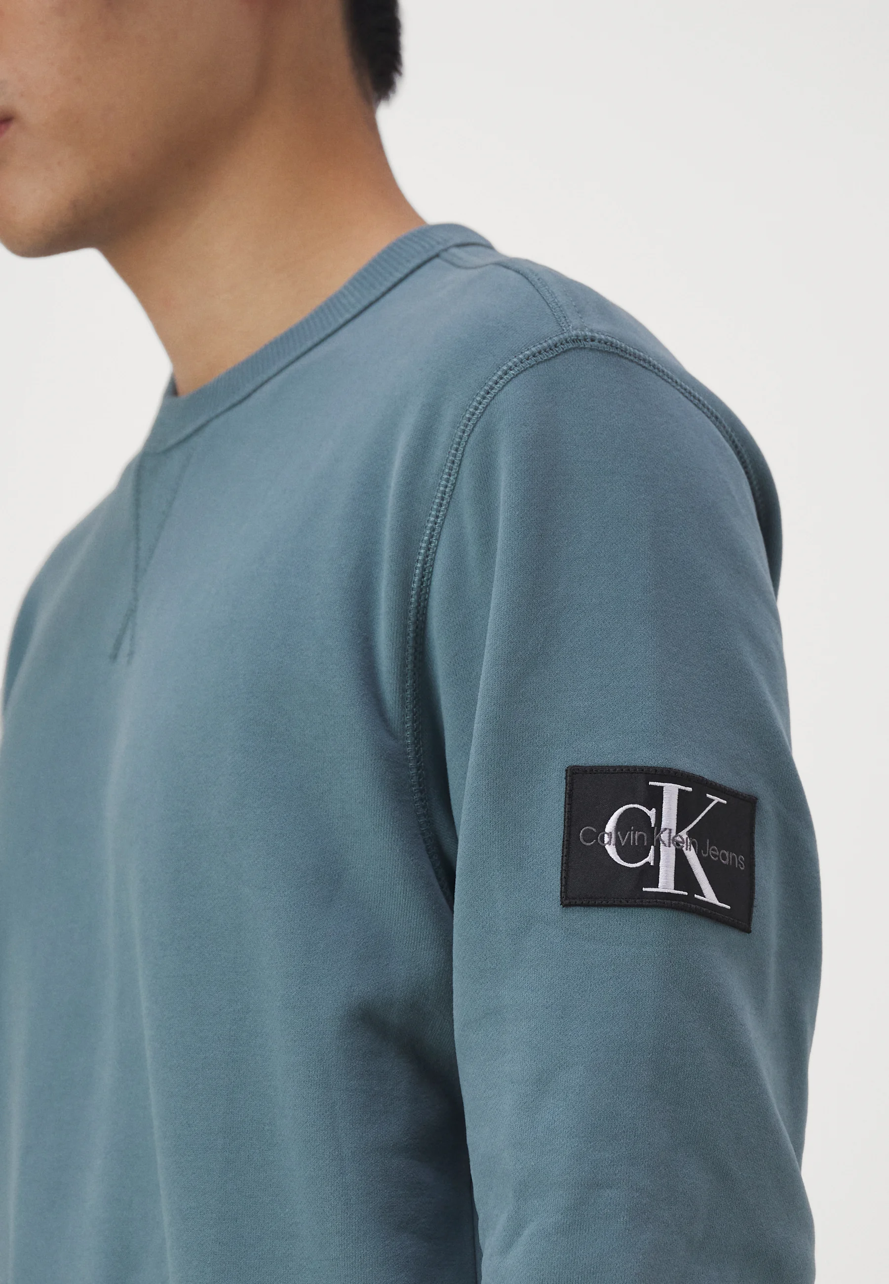 Sudadera con cuello redondo y insignia de Calvin Klein Jeans