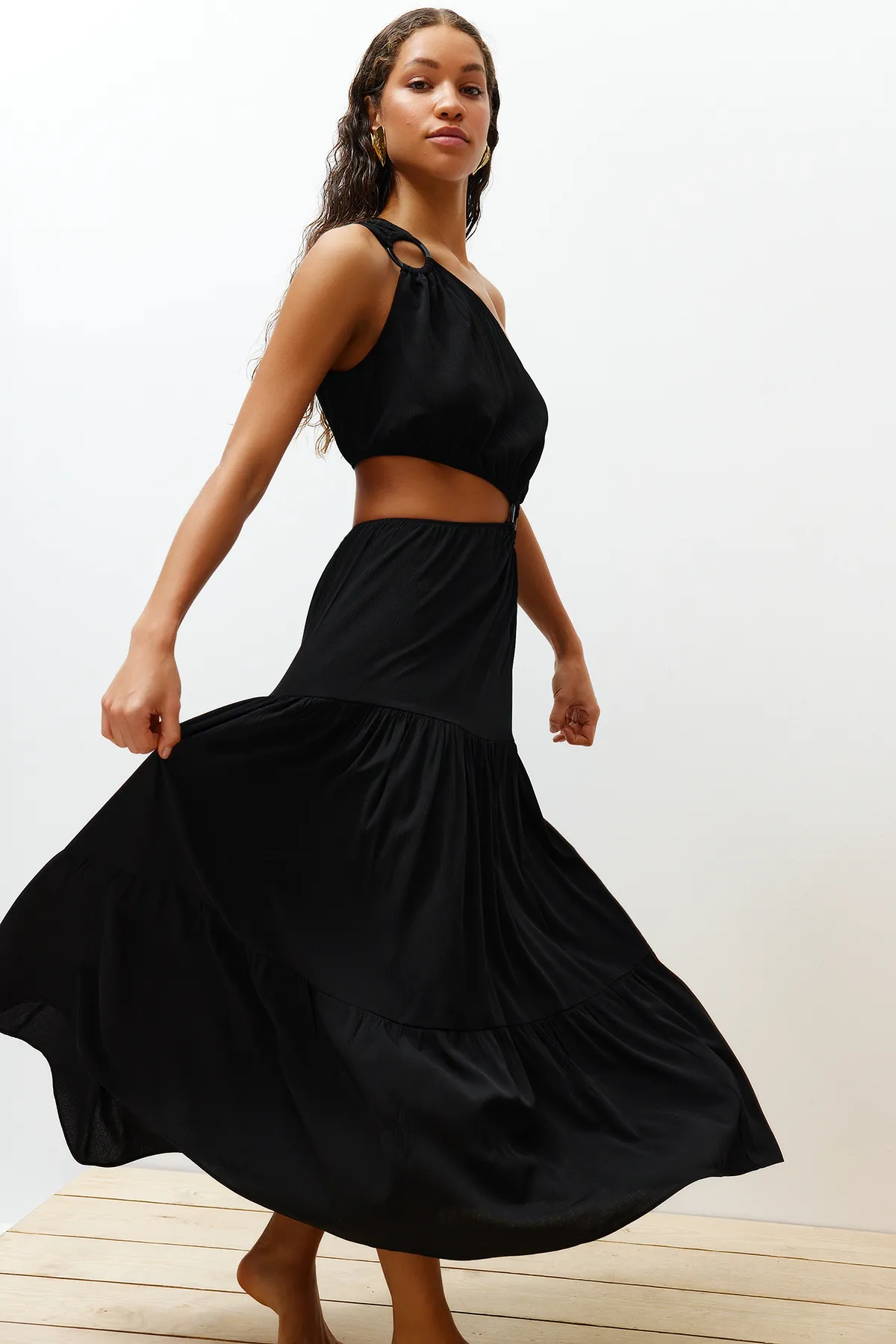 Trendyol Collection  Schwarzes, gewebtes Maxi-Strandkleid mit Ausschnitt/Fenster und einer Schulter TBESS24EL00010
