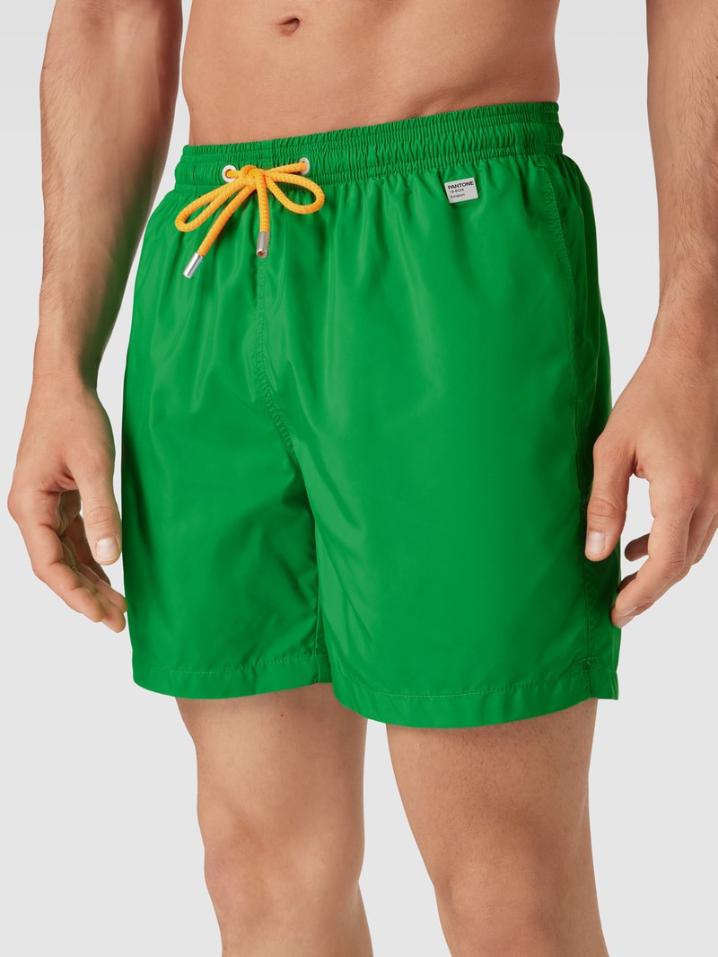 Badehose mit Label-Patch in grün