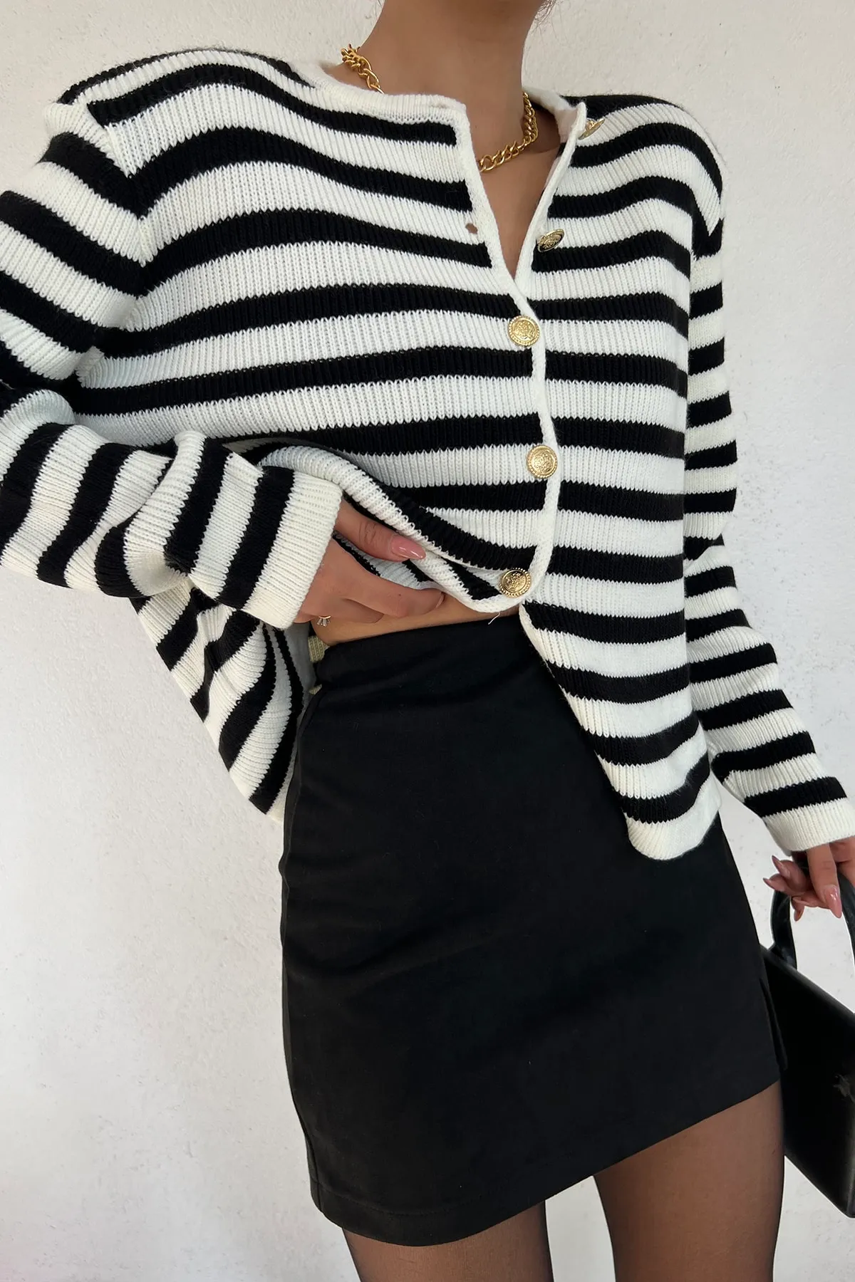 LE CARAMBOLE  Damen-Cardigan aus geripptem Strick mit Rundhalsausschnitt, weiß und schwarz gestreift