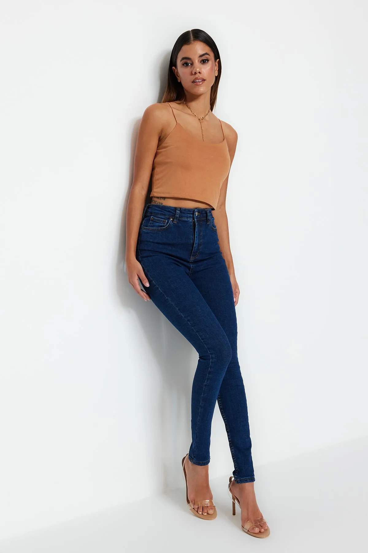 Trendyol Collection  Dunkelblaue Skinny Jeans mit hoher Taille TWOSS23JE00075