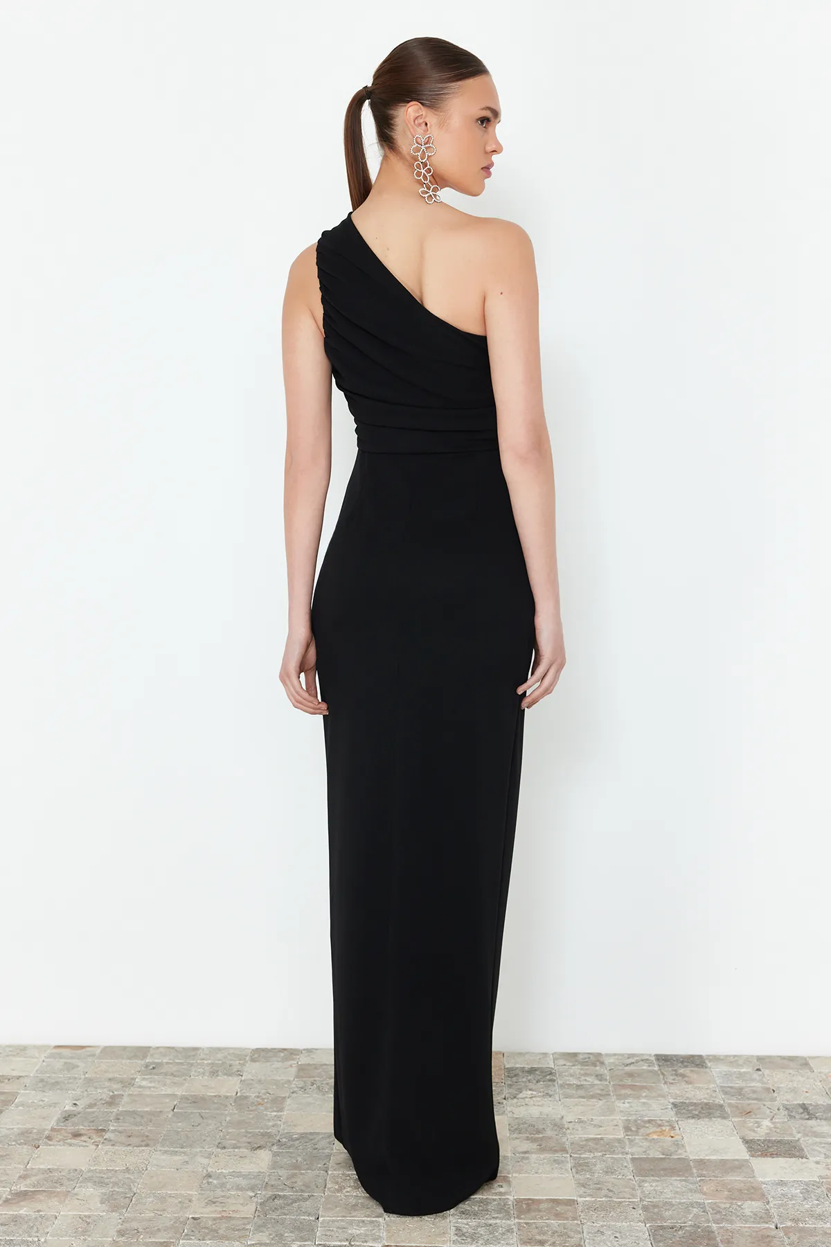 Trendyol Collection  Schwarzes, figurbetontes, langes Abendkleid aus Strick mit einzelnen Ärmeln TPRSS24AE00172
