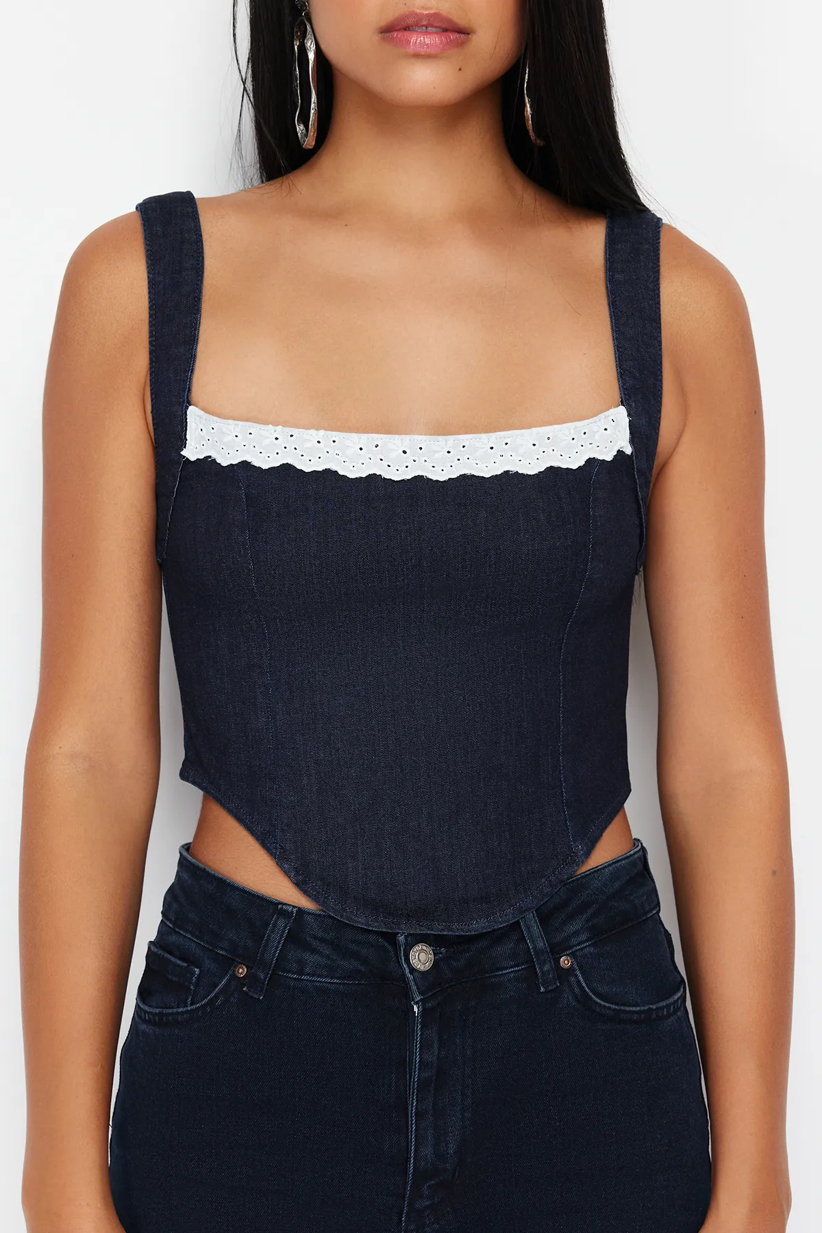 Trendyol Collection  Dunkelblaues, detailliertes Riemchen-Jeans-Bustier mit Kragen TWOSS24BS00010