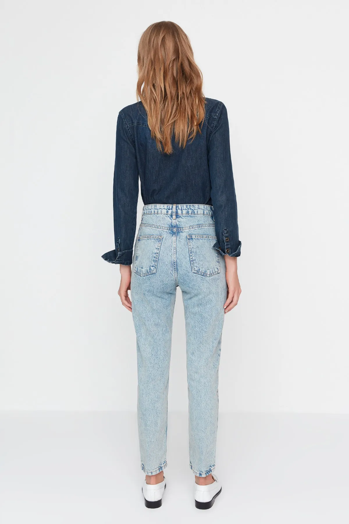 Trendyol Collection  Hellblaue, nachhaltigere Mom-Jeans mit hoher Taille TWOAW23JE00369
