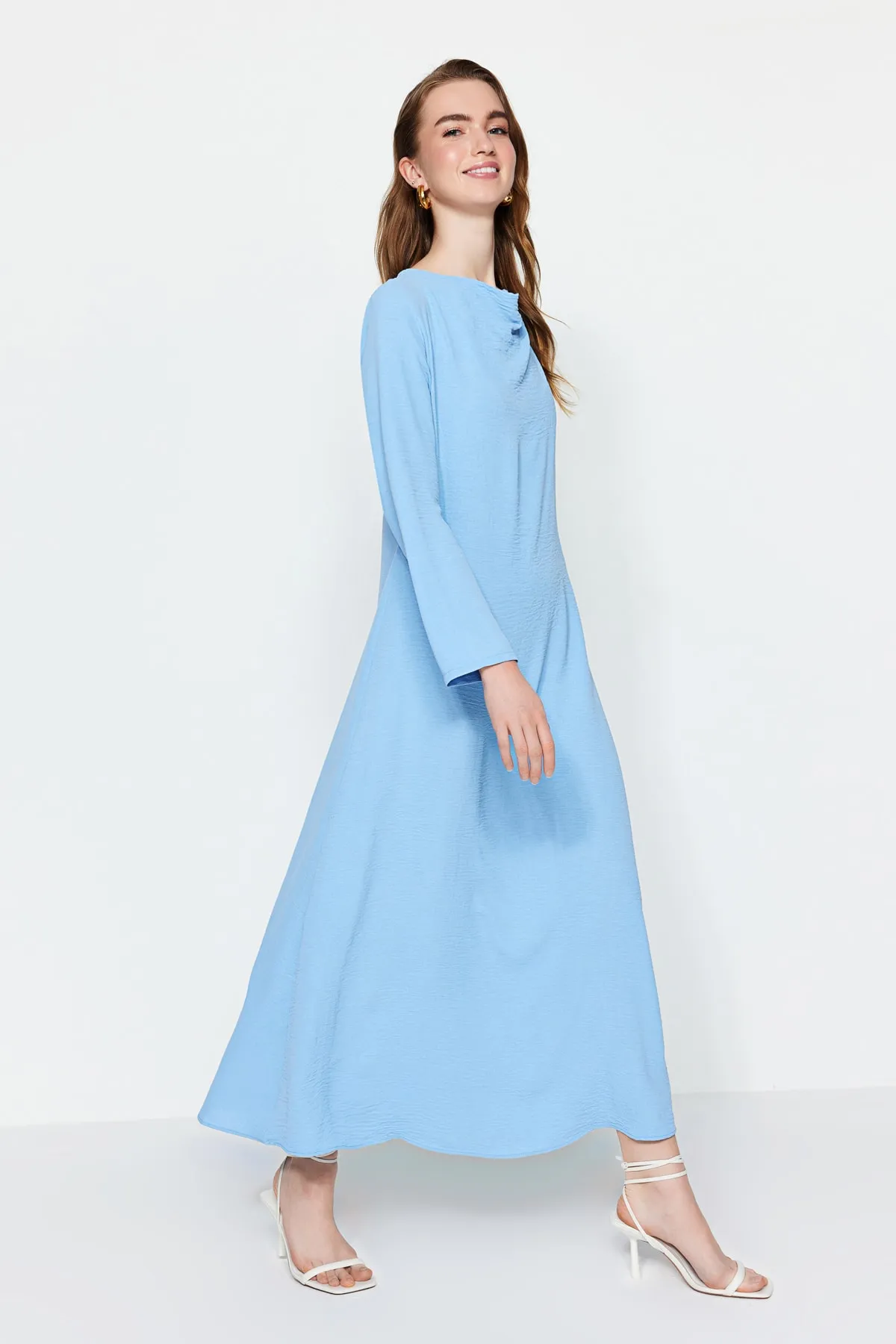 Trendyol Modest  Hellblaues Aerobin-Kleid mit Degaje-Kragen TCTSS23EB00277