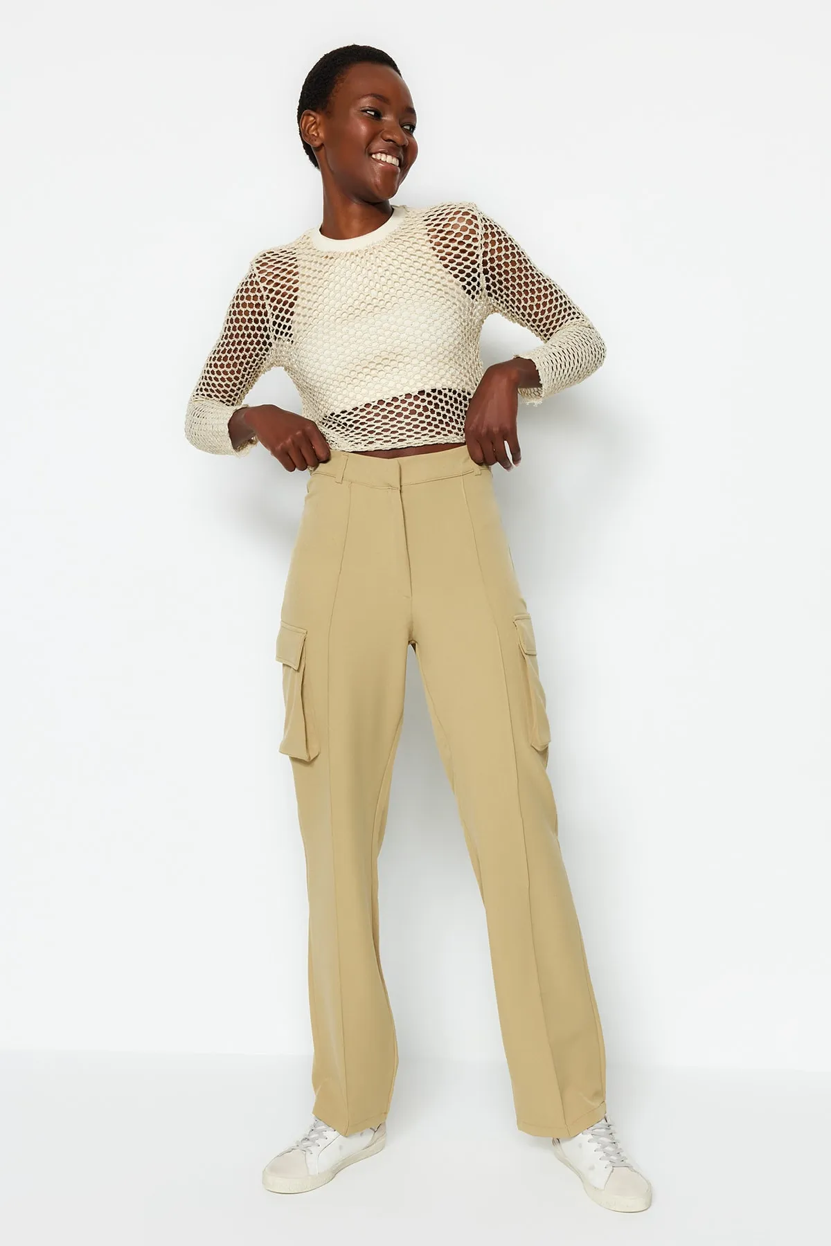 Trendyol Collection  Helle Khaki-Cargo-Hose mit geradem Schnitt und gewebten Doppeltaschen TWOAW22PL0343