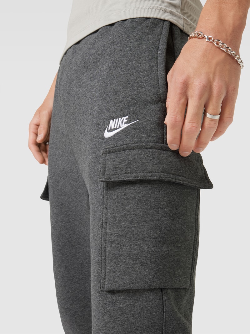 Sweatpants mit aufgesetzten Taschen in anthrazit meliert