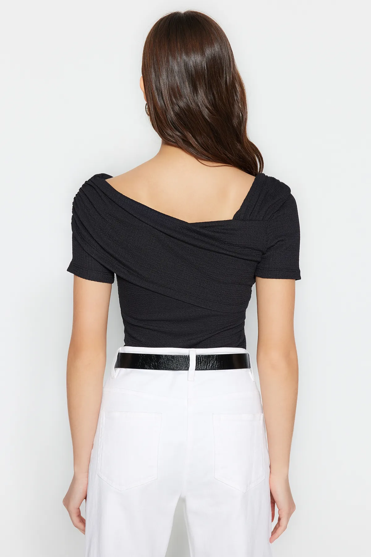 Trendyol Collection  Schwarzer, figurbetonter Strickbody mit asymmetrischem Kragen und Druckknöpfen TWOSS23BD00060