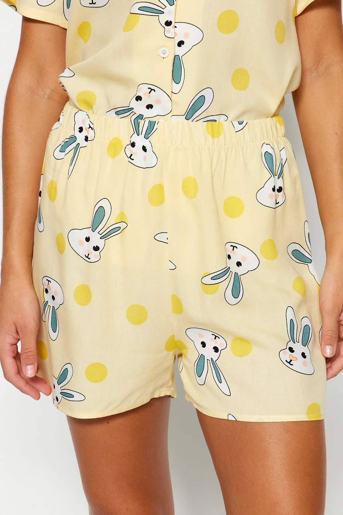 Trendyol Collection  Gelbes Pyjama-Set aus Viskose mit Hemd und Shorts mit Kaninchenmuster THMSS23PT00235