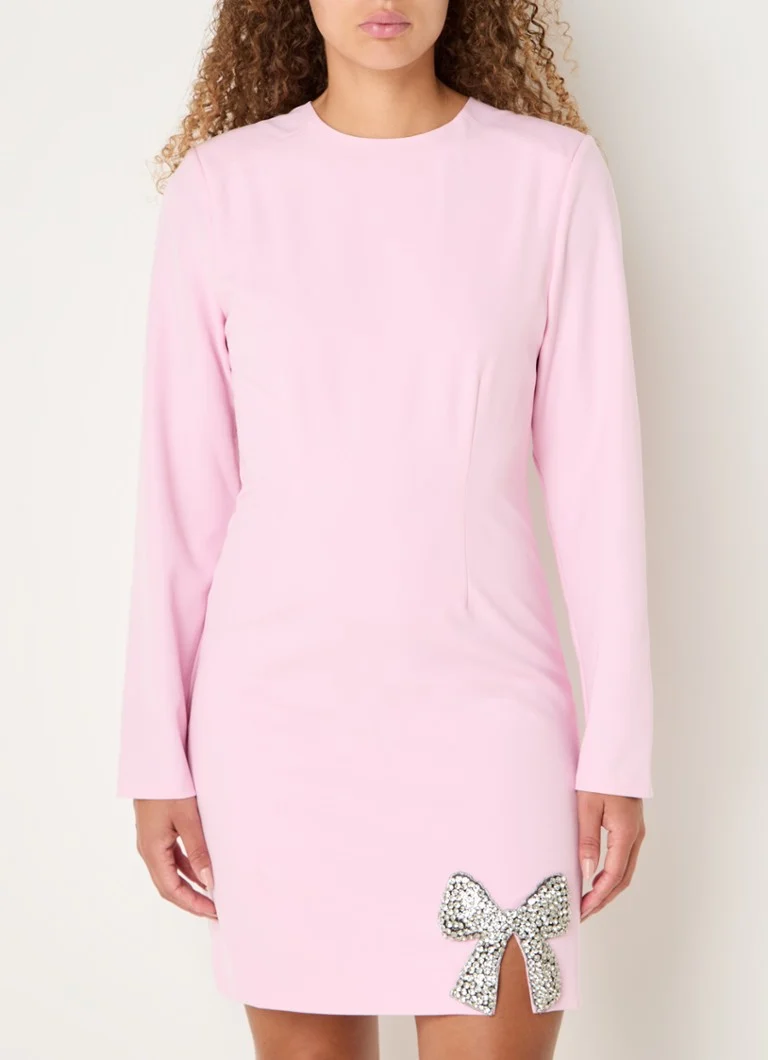 Vestido corto de Nikkie Emporia adornado con pedrería.