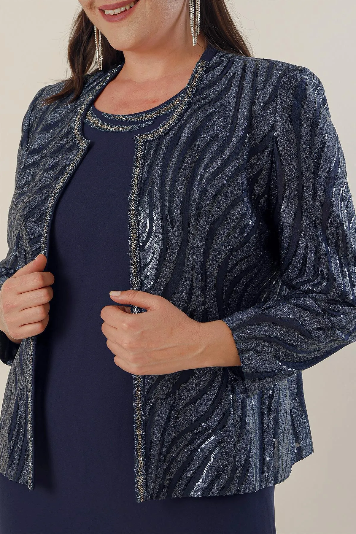 By Saygı  Zweiteiliges Set mit Paillettenjacke, gefüttertem Kreppkleid mit Halbmondärmeln und Übergröße