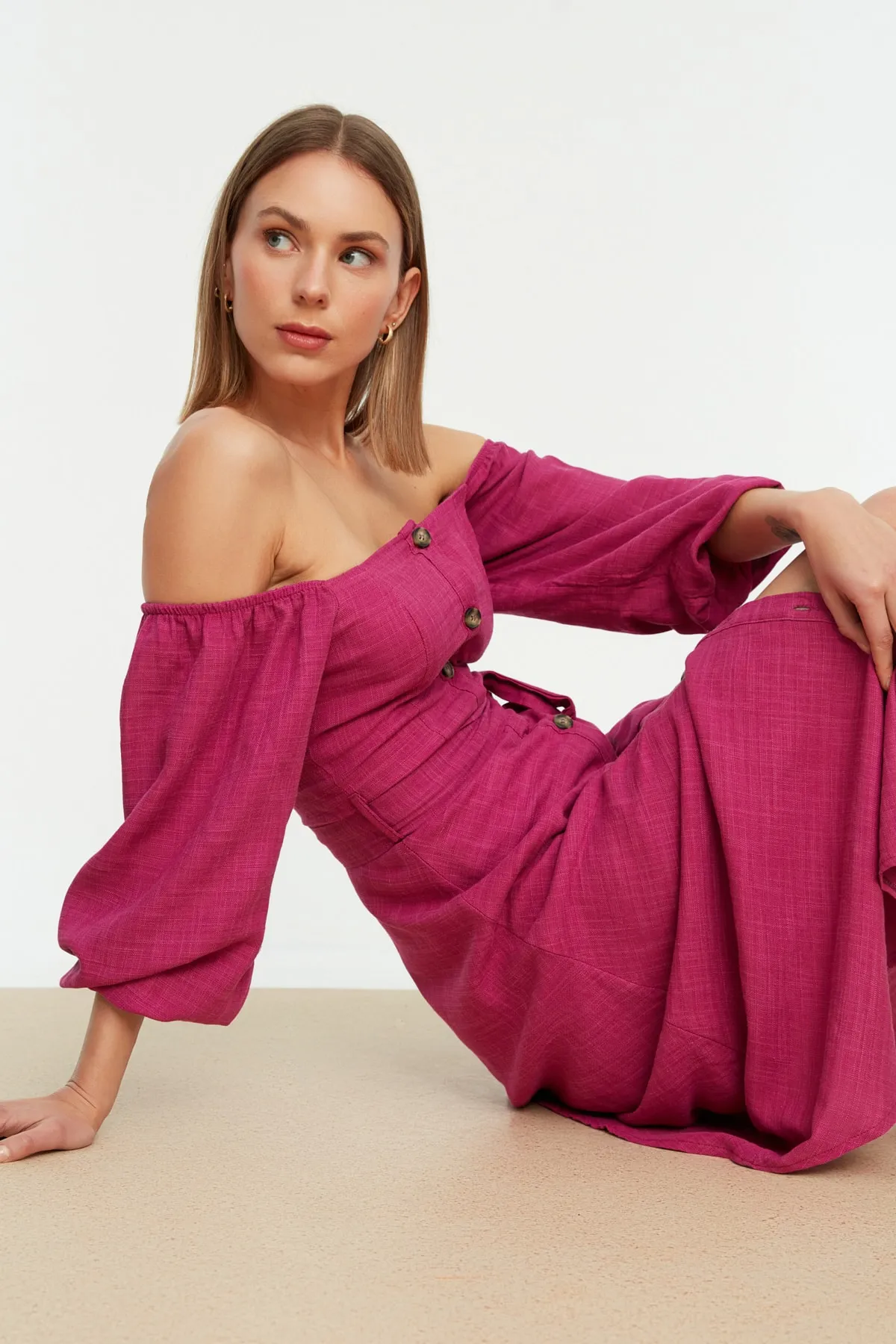 Trendyol Collection  Pflaumenfarbenes, gewebtes Midikleid in Leinenoptik mit Gürtel und geknöpftem quadratischem Kragen TWOSS19IE0009