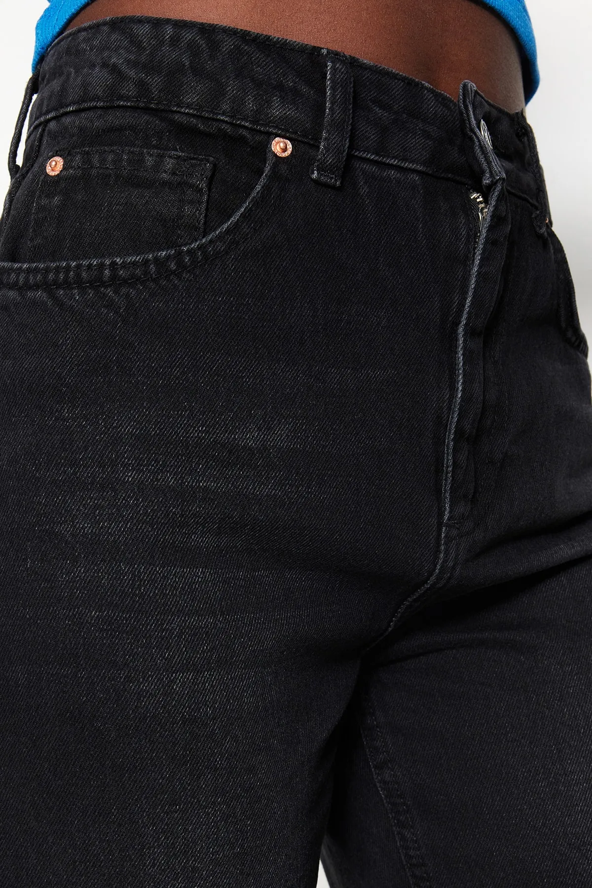 Trendyol Collection  Schwarze gerade Jeans mit hoher Taille TWOSS23JE00089