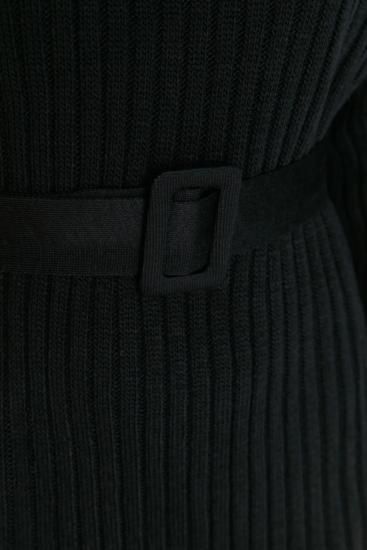 Trendyol Collection  Schwarz Schwarzes Midi-Strickkleid mit Gürtel TWOAW23EL00444 Kleid TWOAW23EL00444
