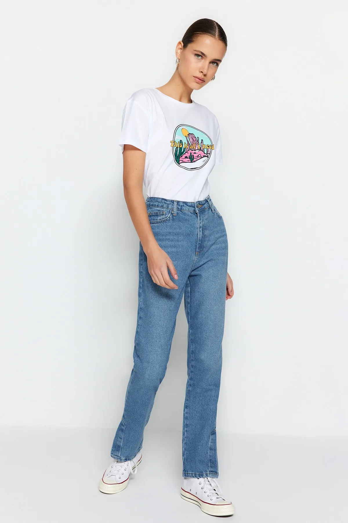 Trendyol Collection  Hellblaue Bootcut-Jeans mit Schlitz und hoher Taille TWOAW22JE0561
